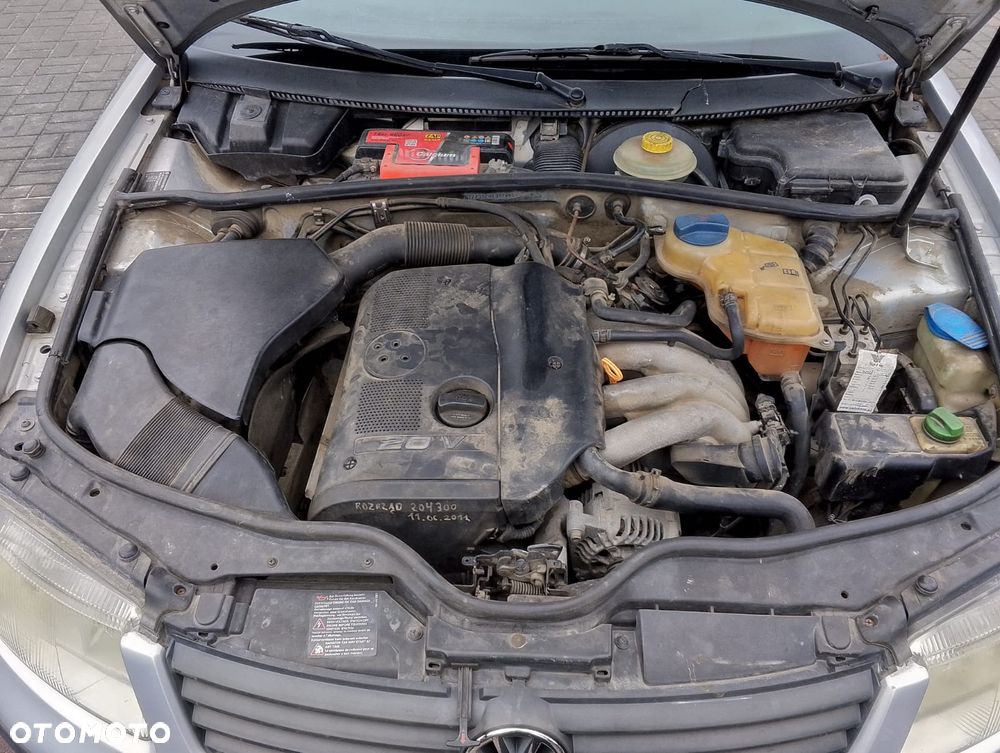 Volkswagen Passat B5 (97-00r.) 1.8 B 125KM. Silnik ADR/APT/ARG Skrzynia DHZ lakier NLB7Z.Cały na części. GWARANCJA !!!  Przód Tył Zestaw Komplet Drzwi Klapa Zderzak Błotnik Maska Grill Atrapa Szyba Pas Lampa Lusterko Boczki Fotel Kanapa Kokpit Deska Rozdzielcza Przełącznik Włącznik Sterownik Przewody Wiązka Instalacja Moduł Komputer Czujnik Listwa Pompa Alternator Wtryski Głowica Rozrusznik Kompresor Sprzęgło Dwumas Silnik Skrzynia ABS Klimatyzacji Paliwa Wspomagania Kolektor Turbina Przepustnica Zawór Chłodnica Koło Hak Belka Sanki Zawieszenie Mcpherson Półoś Amortyzator Wydech Tłumik Zacisk Most - 11