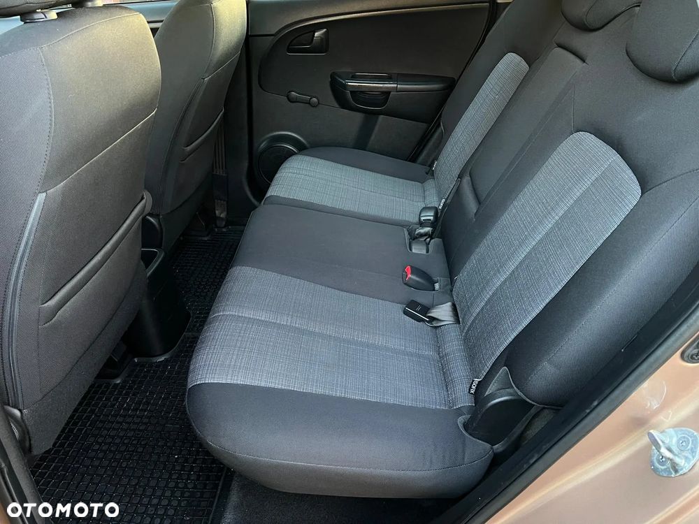 Kia Venga 1.6 L - 23