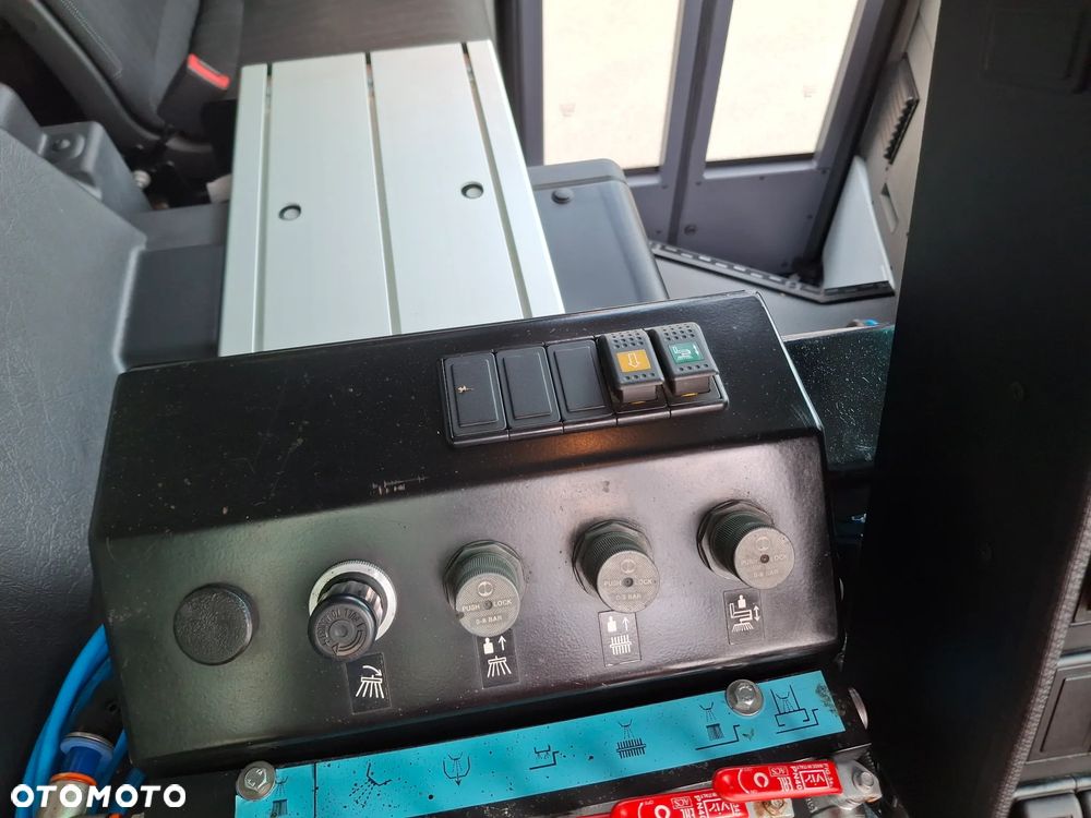 Mercedes-Benz Econic 1827 Zamiatarka FAUN Viajet EURO 6 PM10 Dodatkowy Silnik W Zabudowie Dodatkowa Szczotka Odchwaszczarka Dodatkowy Zbiornik Wody Rura do Liści Studzienek Samochód Jak Nowy 860 km Przebiegu 2023 Rok Zamiatarka Uliczna - 32