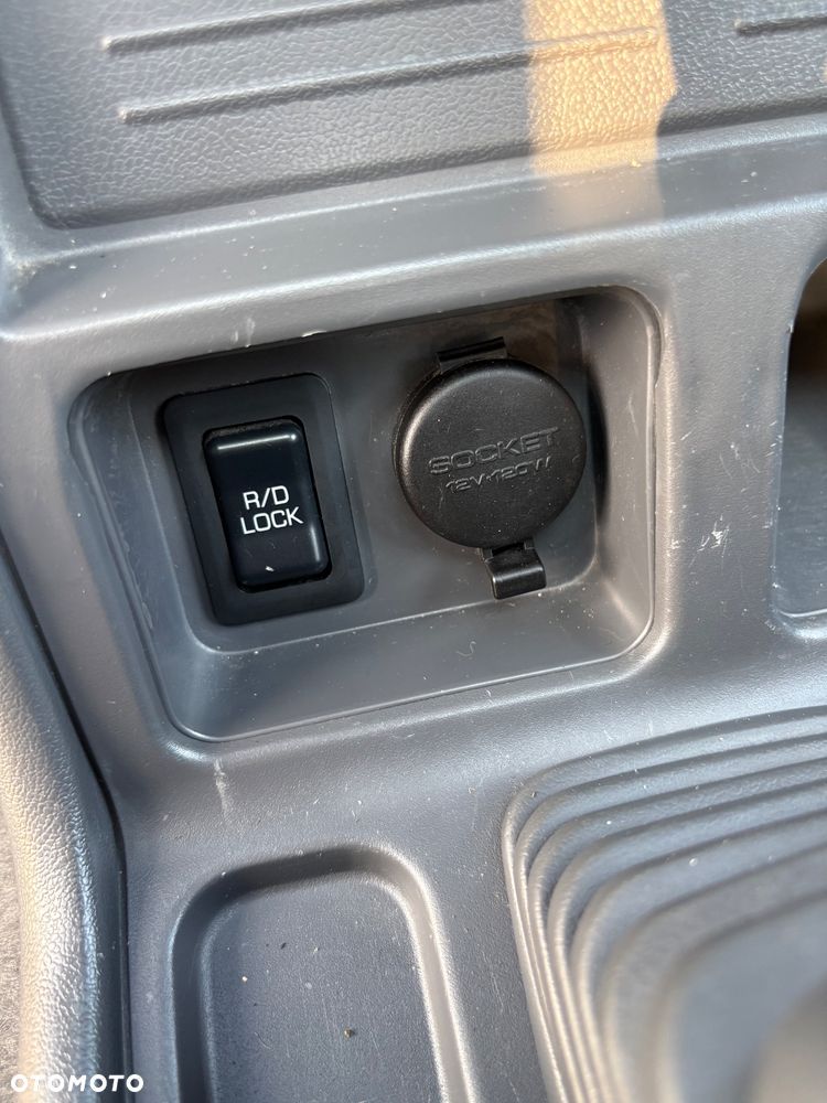 Mitsubishi Pajero - 37