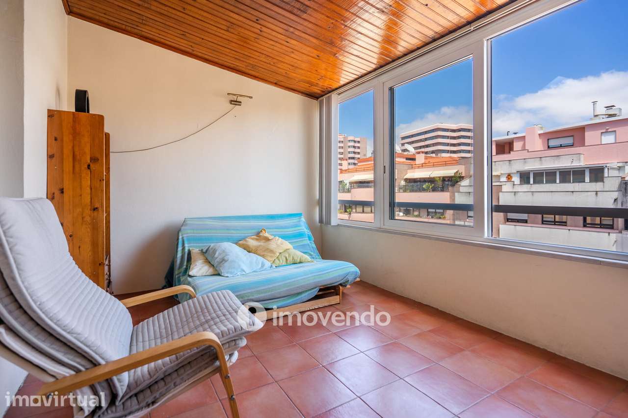 Apartamento T3, com arrecadação e boas áreas, na Estrada da Luz - Grande imagem: 2/40