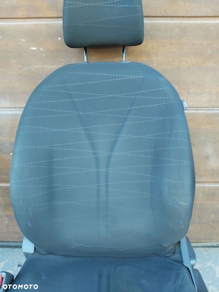 Toyota Yaris II fotel lewy przód 5D Europa - 3