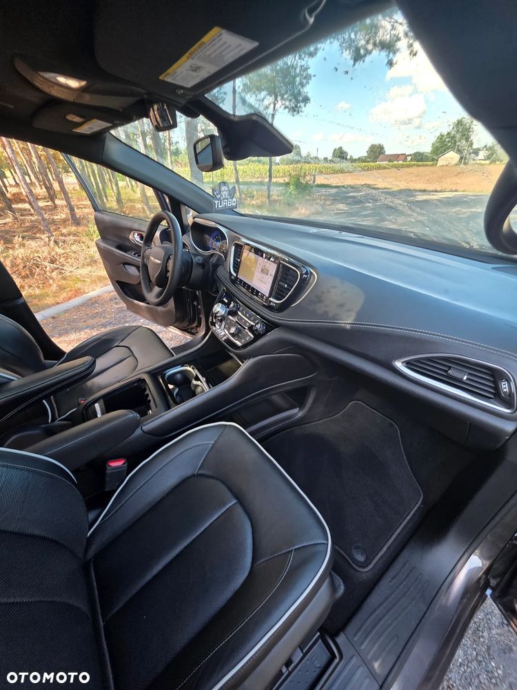 Chrysler Pacifica - 30