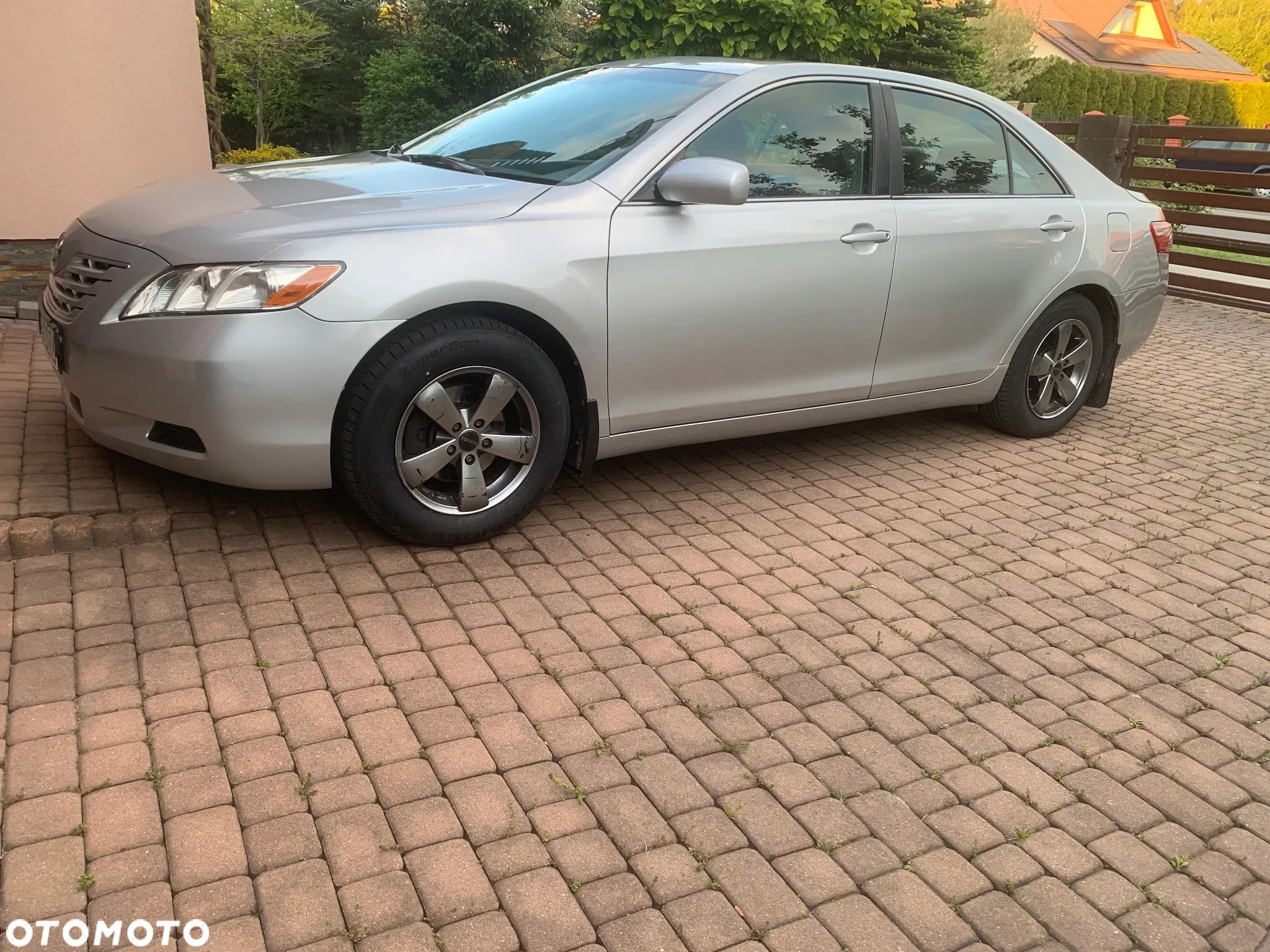 Toyota Camry 2.4 XLE - 1