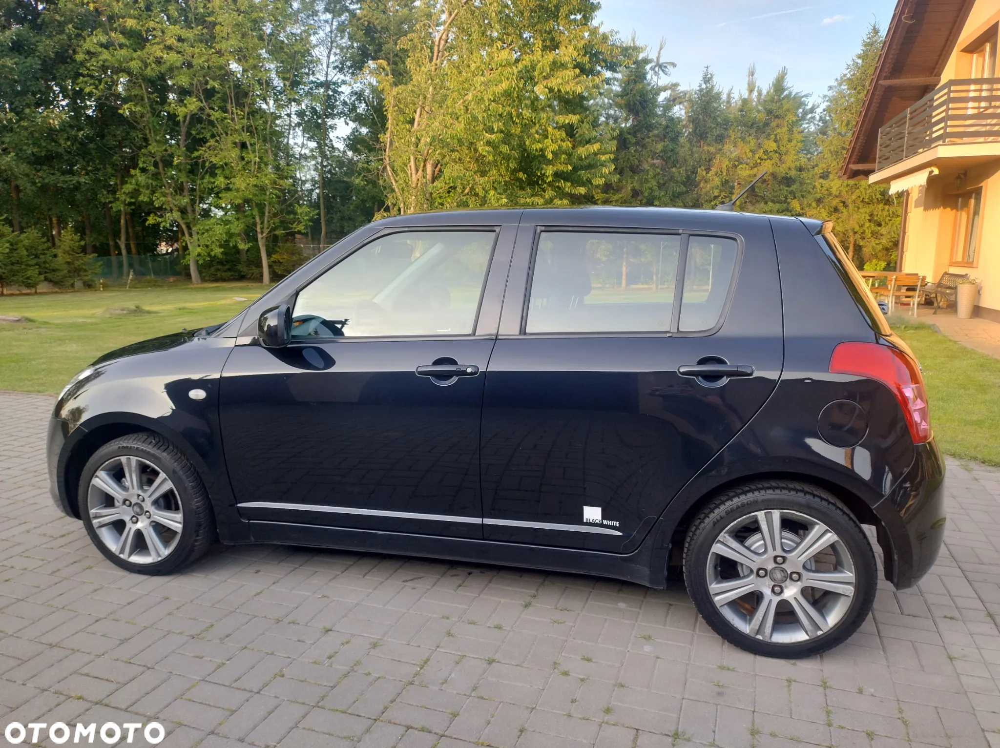 Suzuki Swift 1.3 Black and White - 12