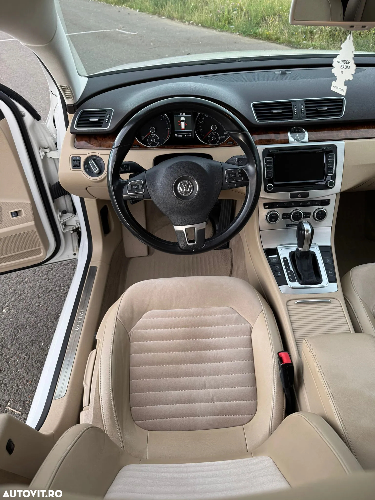 Volkswagen Passat Variant 2.0 TDI BlueMotion Technology DSG Highline - 16