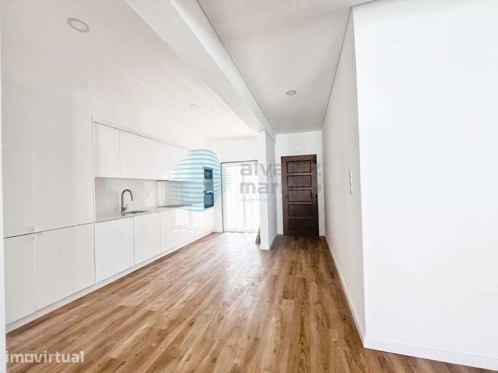 Apartamento T2 com Vista Mar, Garagem e Totalmente Remodelado - Grande imagem: 3/30