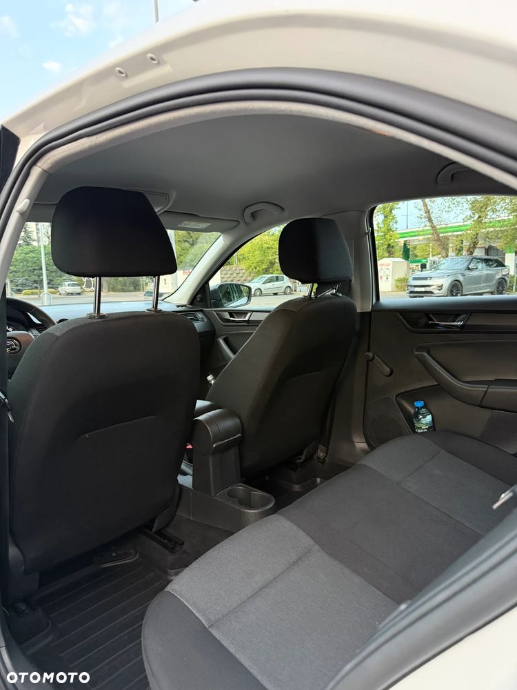 Skoda RAPID 1.0 TSI Active - 12