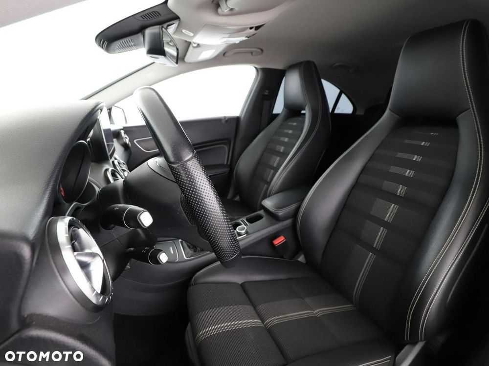 Mercedes-Benz CLA 180 Urban - 14