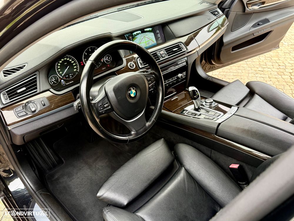 BMW 740 d Pack M - 18