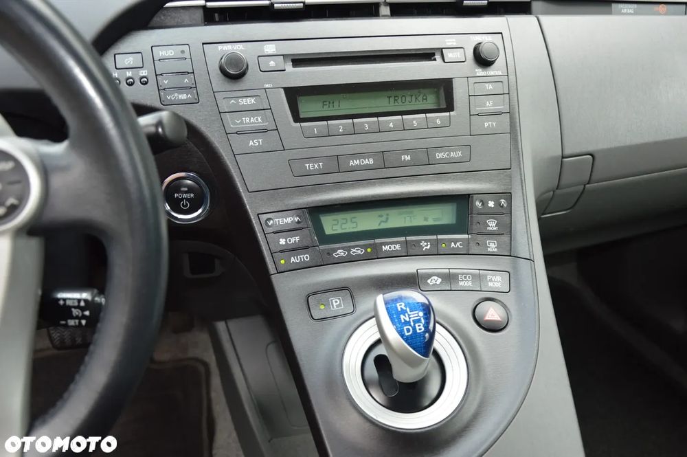 Toyota Prius (Hybrid) Life - 23