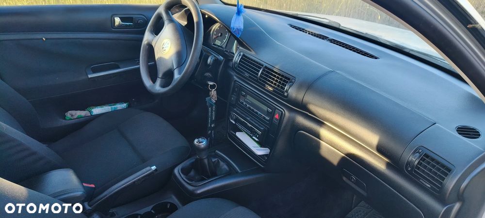 Volkswagen Passat 1.6 Comfortline - 4