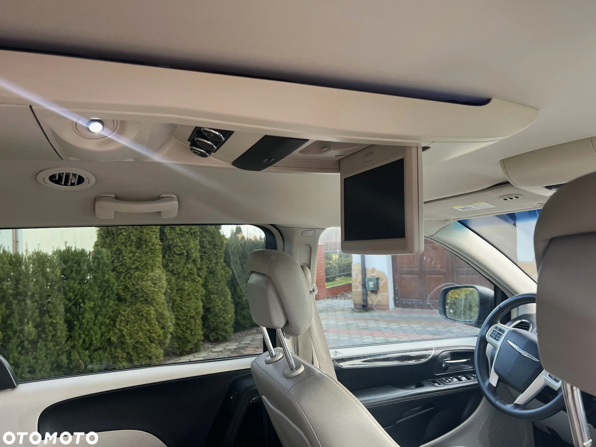 Chrysler Town & Country - 15