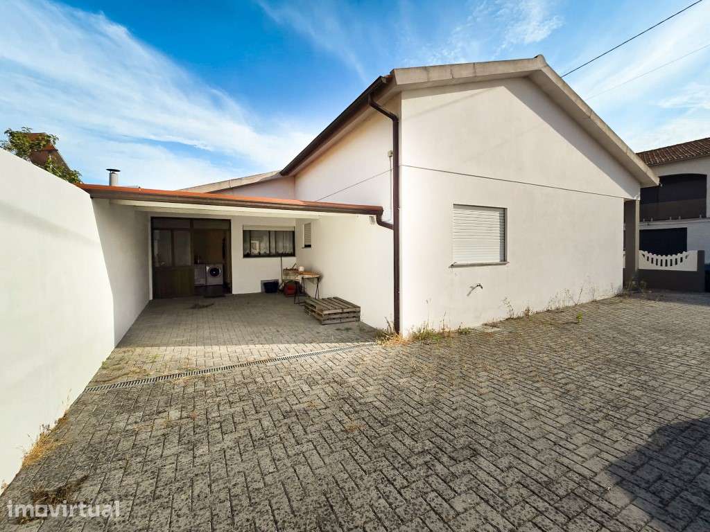 Moradia T2 mobilada com logradouro e garagem para arrendar a famílias - Grande imagem: 2/18