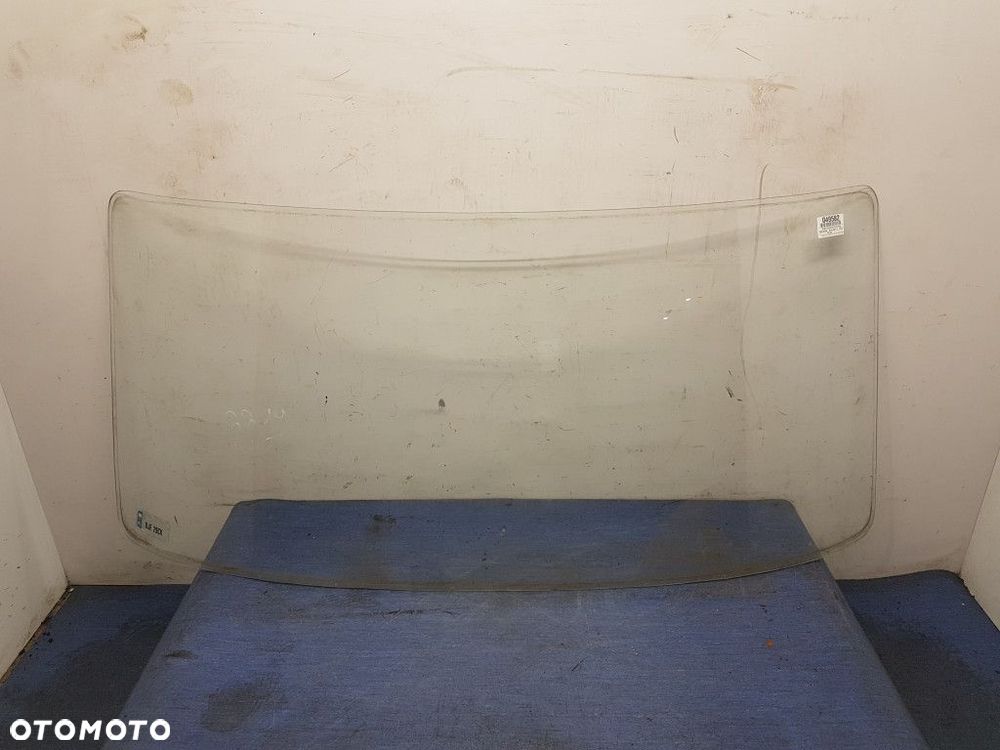 MERCEDES-BENZ 207 D SZYBA CZOŁOWA PRZEDNIA - 1