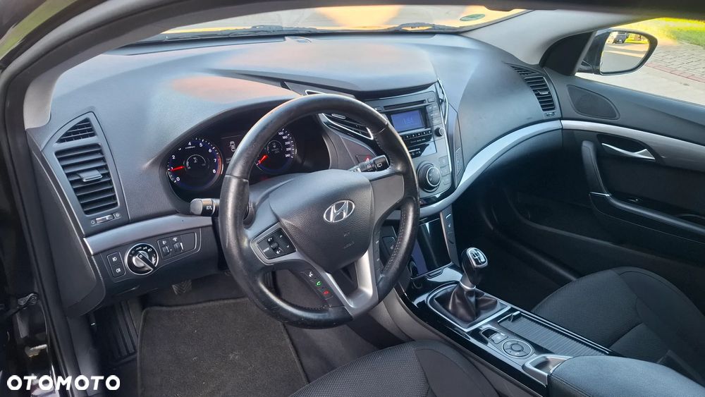 Hyundai i40 Kombi blue 1.6 Family+ - 16