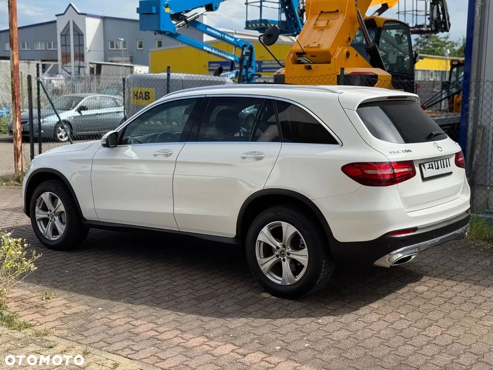 Mercedes-Benz GLC 300 4Matic 9G-TRONIC AMG Line - 2