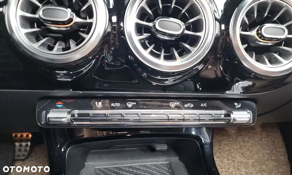 Mercedes-Benz CLA 250 4-Matic Progressive 7G-DCT - 20