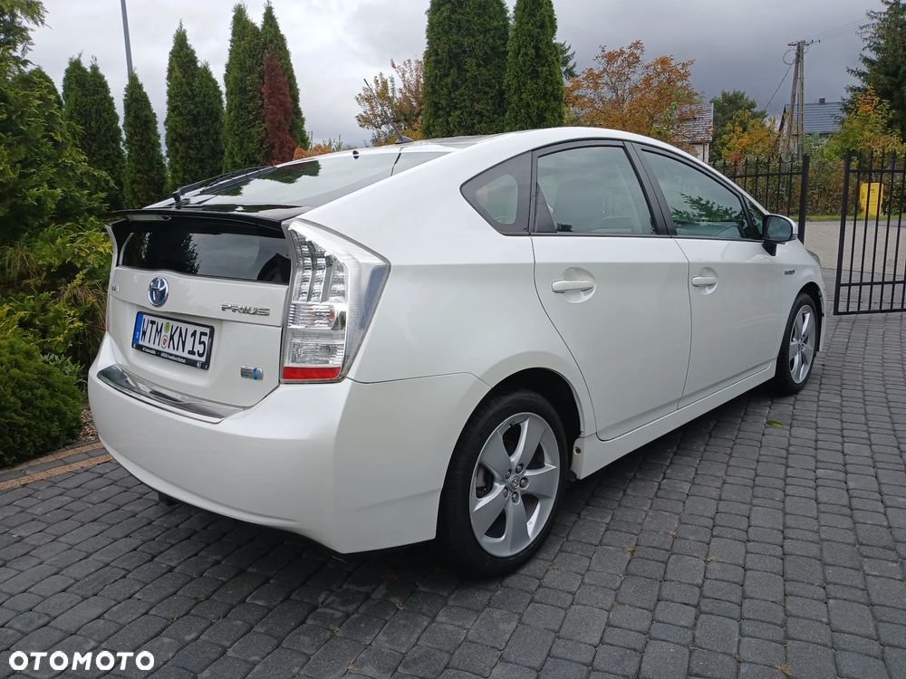 Toyota Prius (Hybrid) Executive - 14