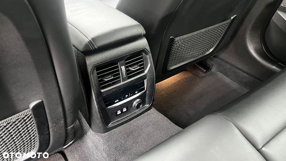 BMW Seria 3 330e PHEV sport - 14