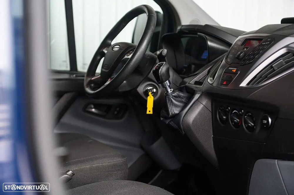 Ford Transit Custom Adaptada p/ 3 cadeiras de rodas - 50