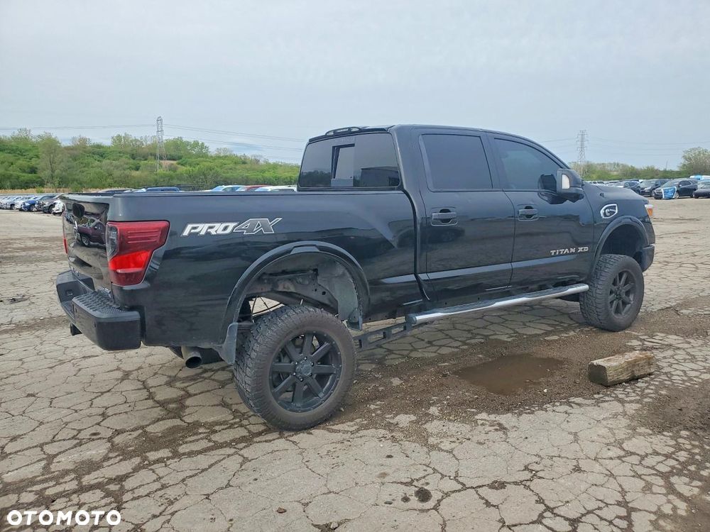 Nissan Titan - 4