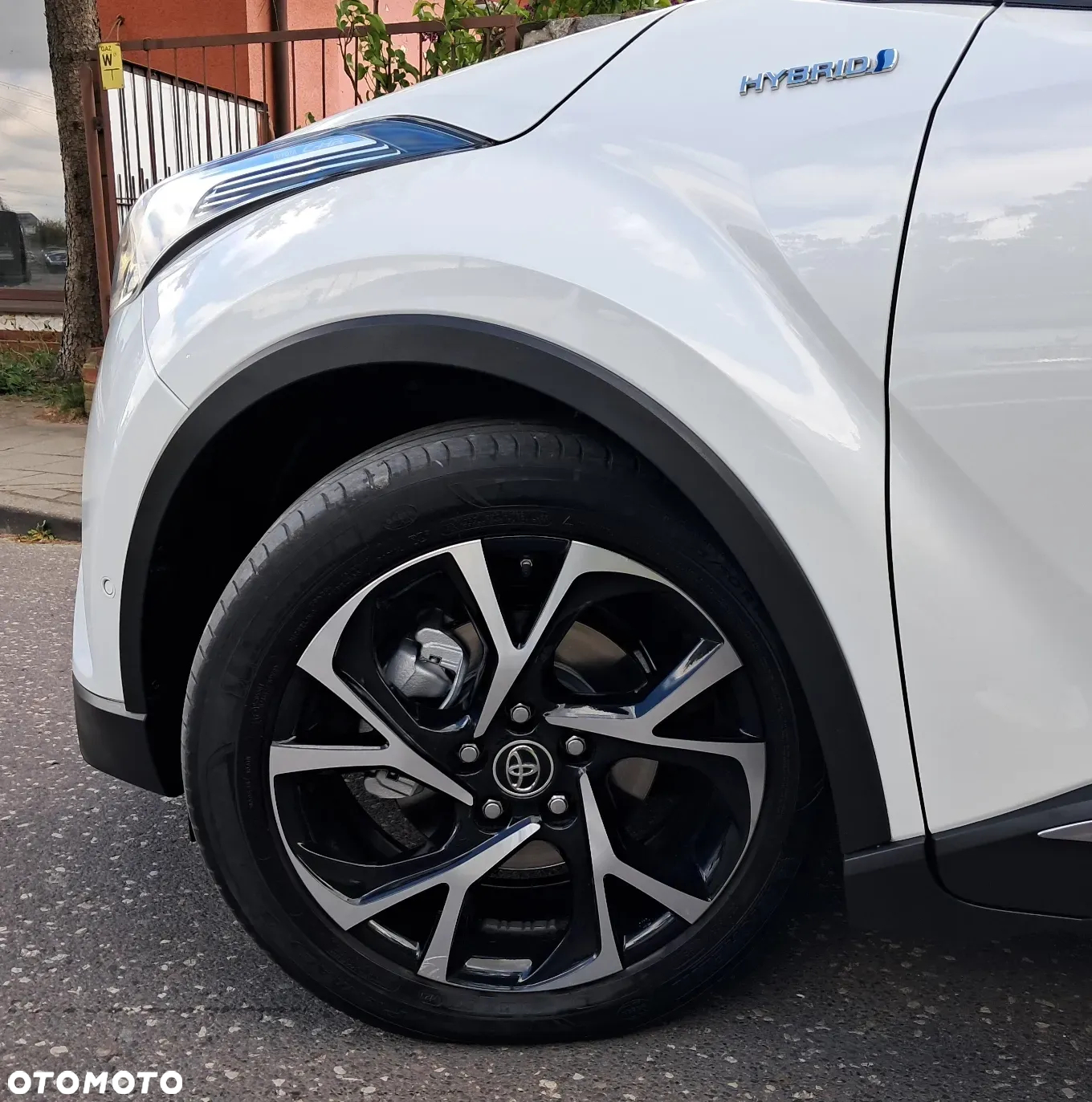 Toyota C-HR 1.8 Hybrid Neon Lime powered by JBL - 32