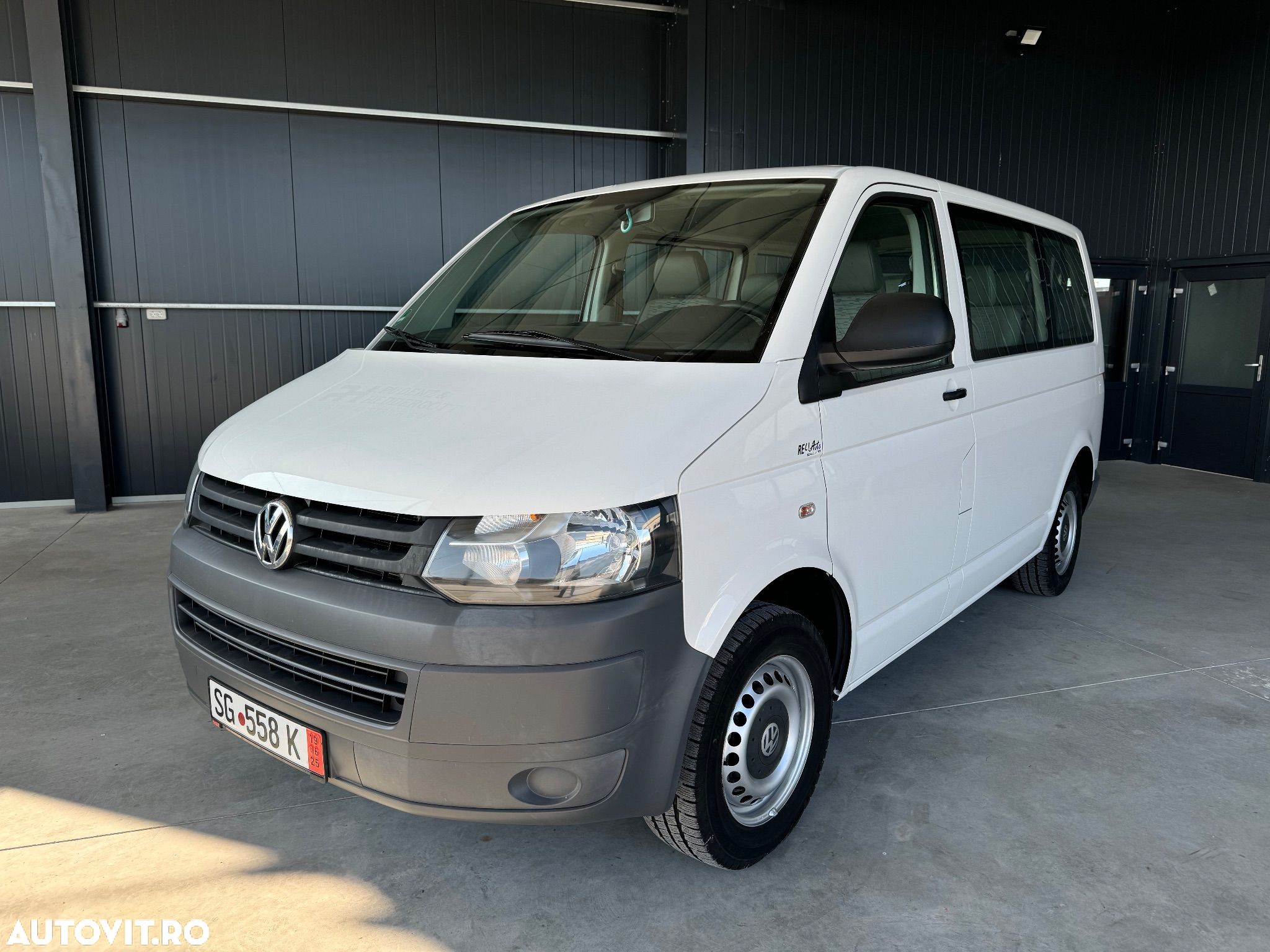 Volkswagen Transporter - 1
