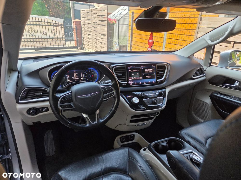 Chrysler Pacifica - 30