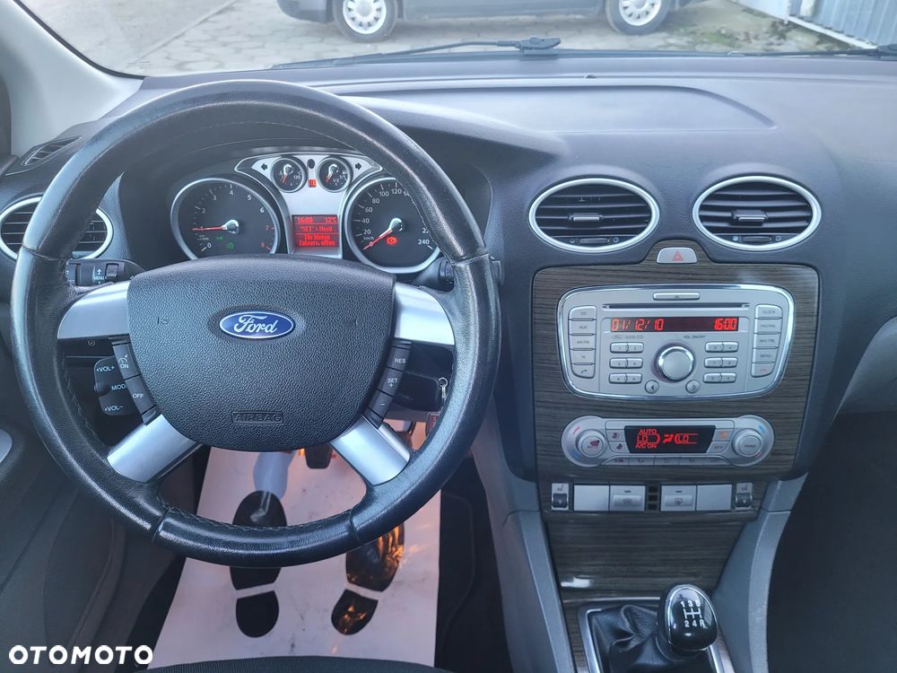 Ford Focus 1.6 Ghia - 10