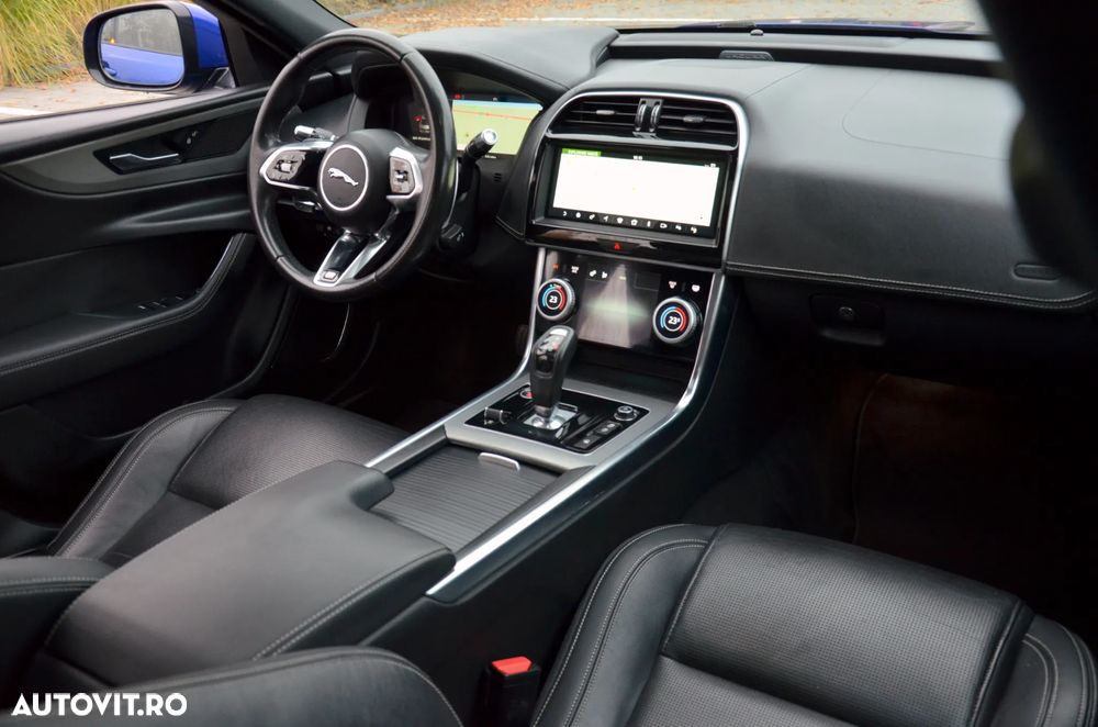 Jaguar XE 2.0 AWD R-Sport - 6