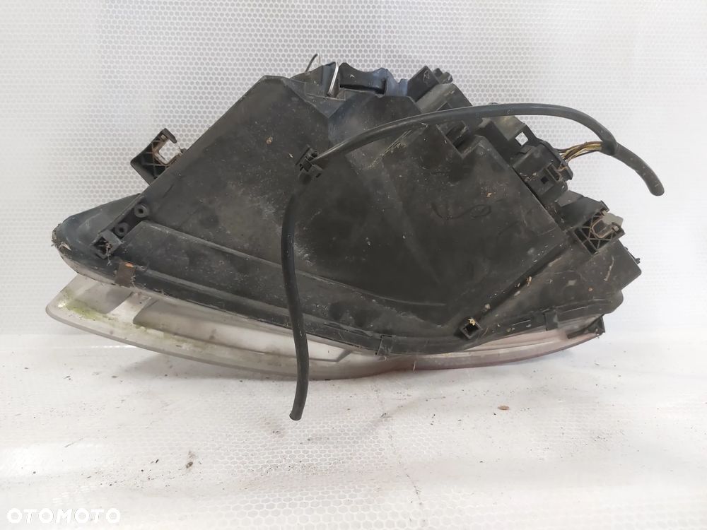 .  LAMPA PRZOD PRZEDNIA PRAWA AUDI A4 B7 - 5
