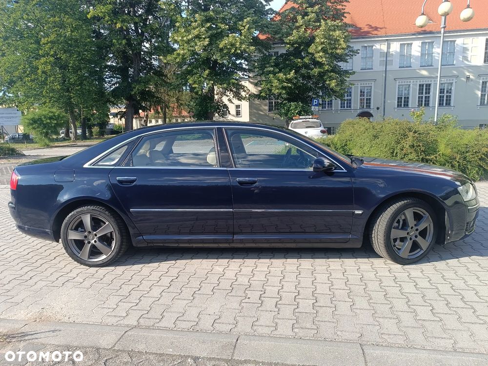 Audi A8 4.2 L Quattro - 2
