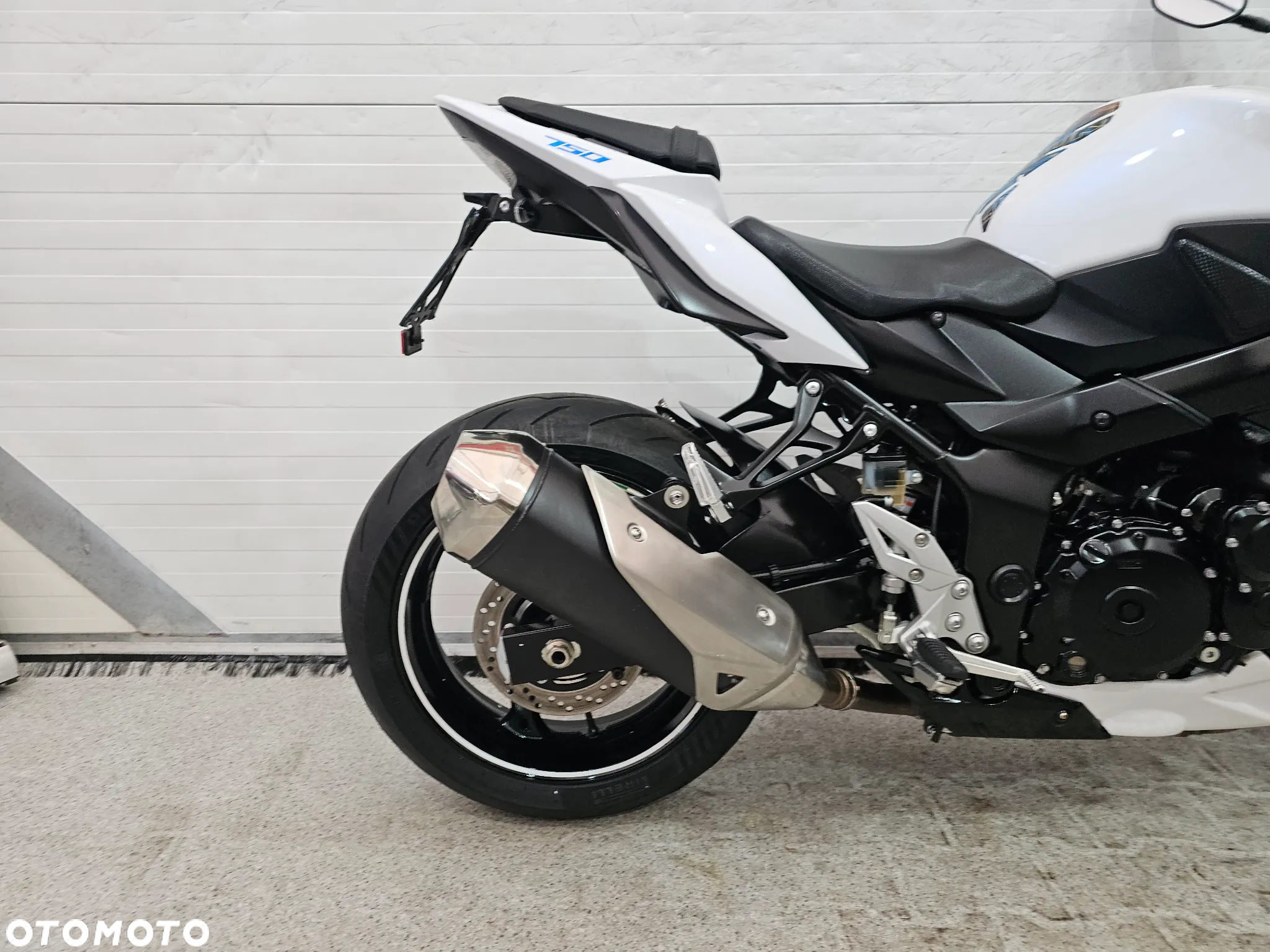 Suzuki GSR - 21
