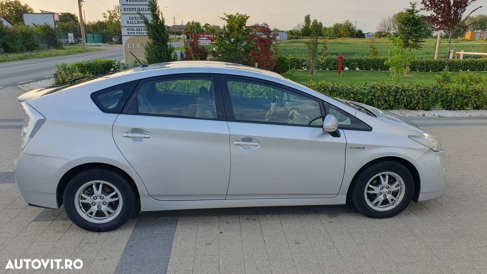 Toyota Prius (Hybrid) Sol - 3