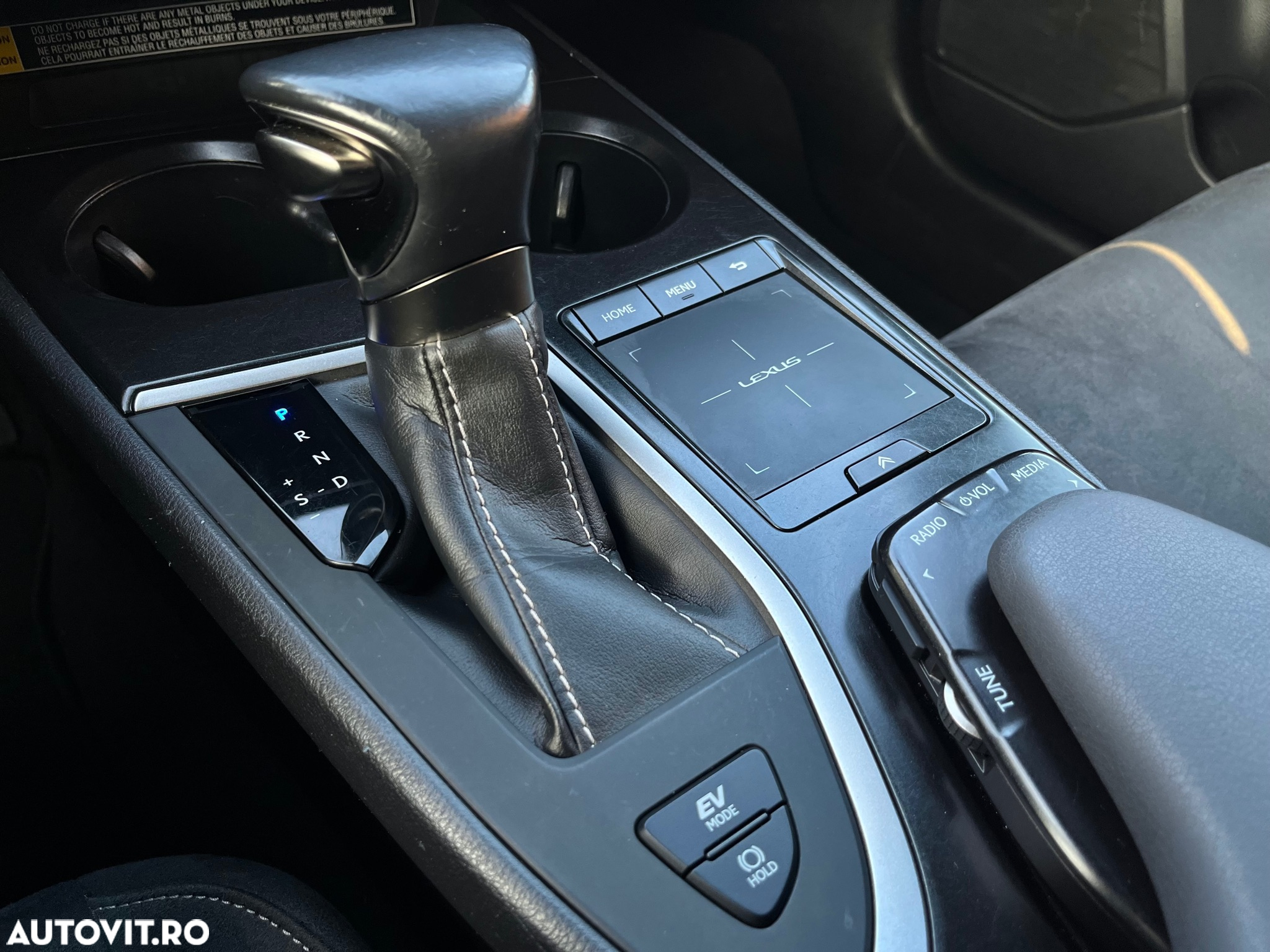 Lexus UX 250h 2.0L HEV 20H- (178 HP) 4X4 CVT Luxury - 36