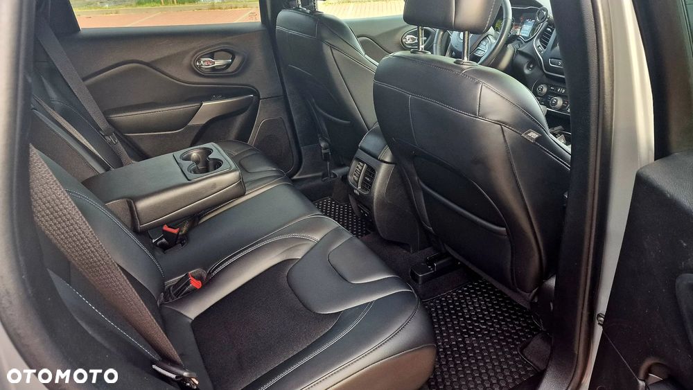 Jeep Cherokee - 17