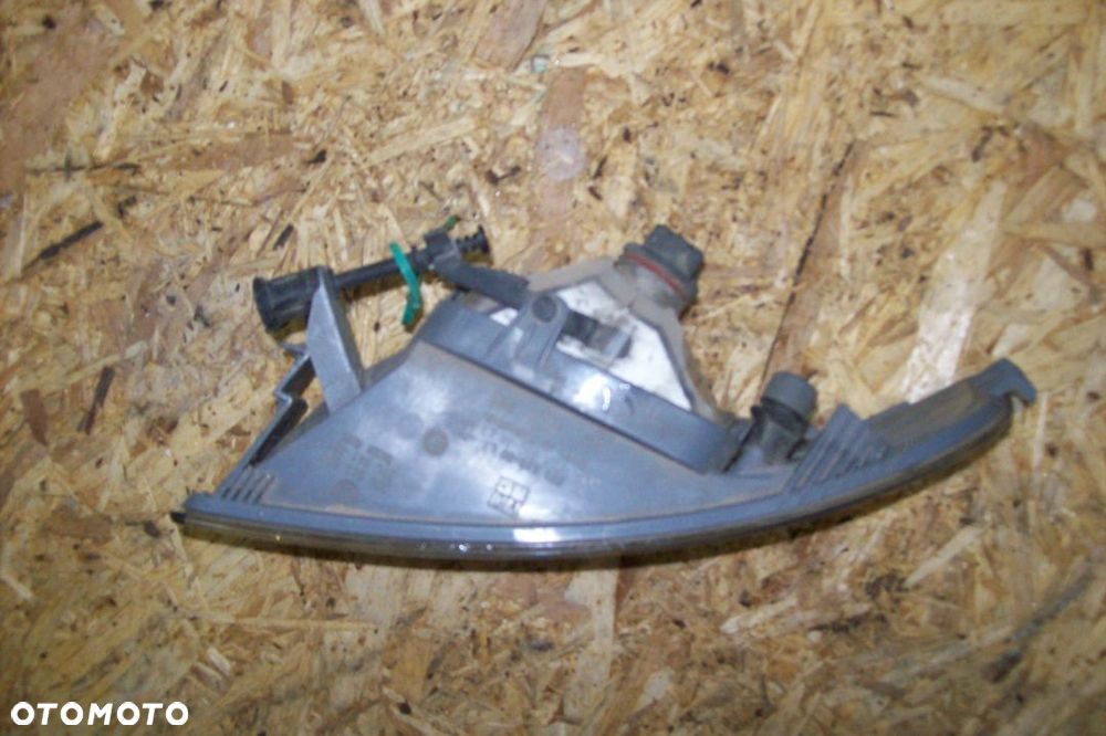LAMPA PRZECIWMGIELNA LEWA SKODA SUPERB II/HALOGIEN - 2