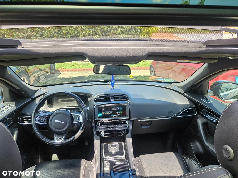 Jaguar F-Pace 2.0 i4D AWD R-Sport - 16