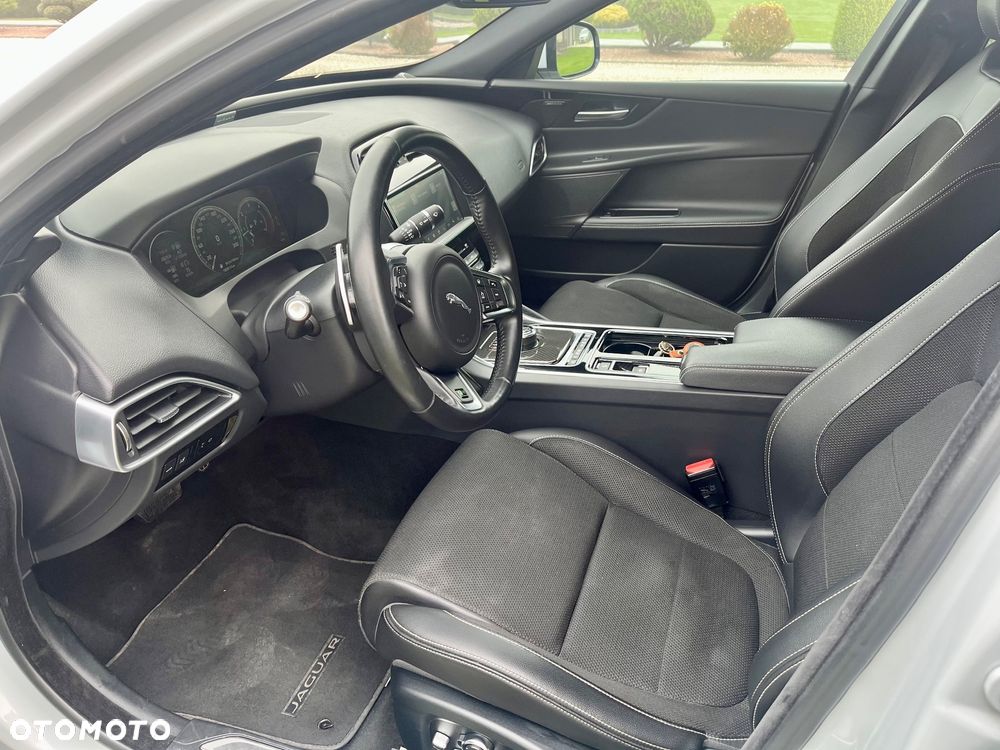 Jaguar XE 2.0 D AWD R-Sport - 24