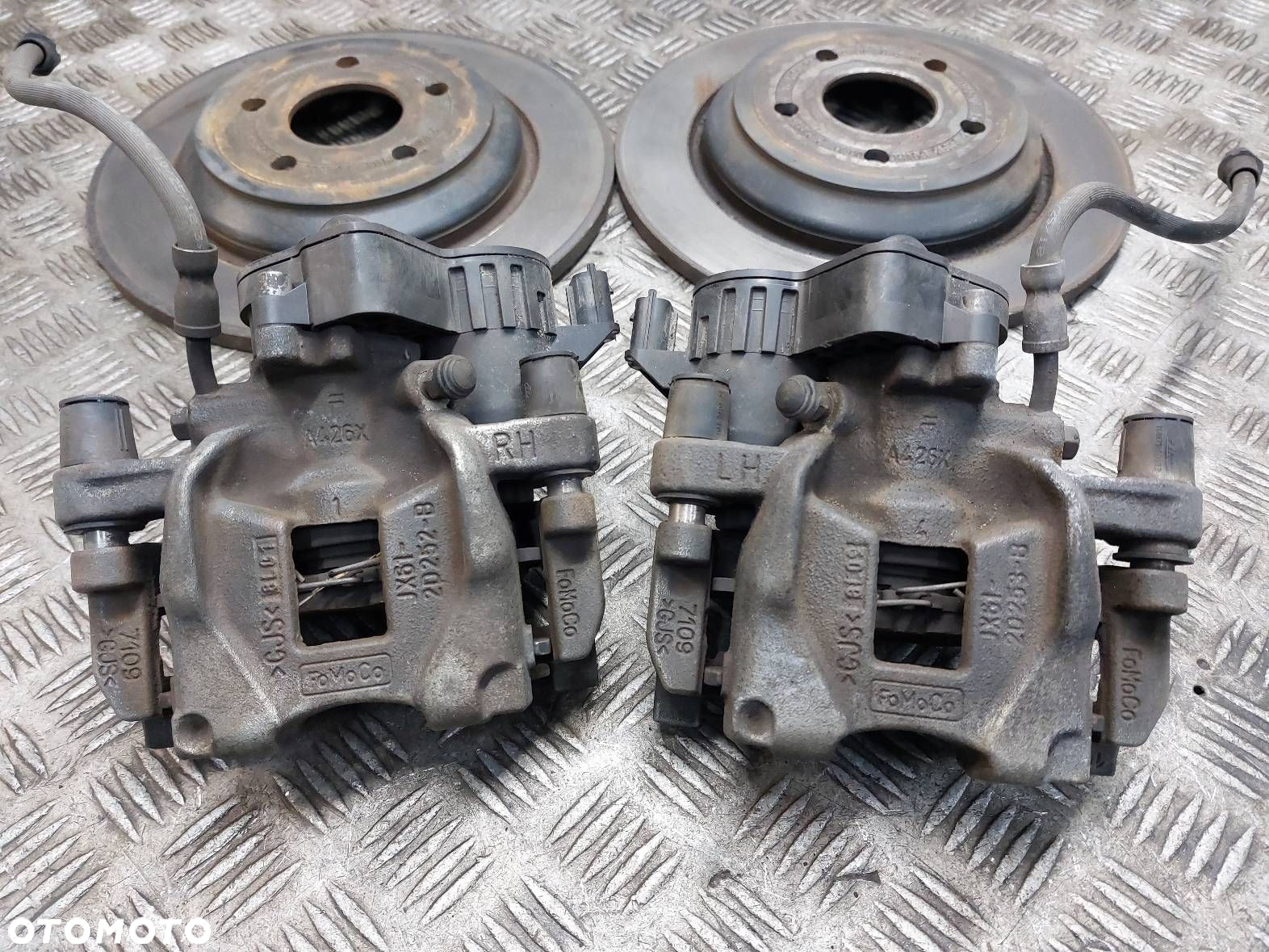 TARCZE HAMULCOWE TYŁ + KLOCKI + ZACISKI FORD FOCUS MK4 JX61-2D252-B - 2