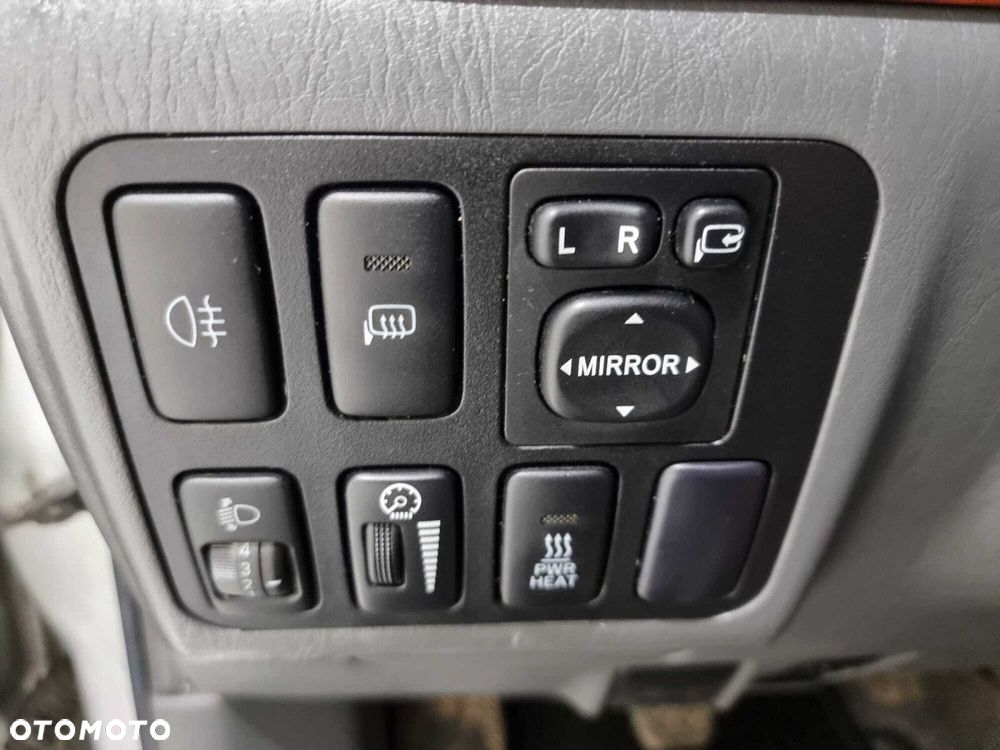 Toyota Land Cruiser - 22