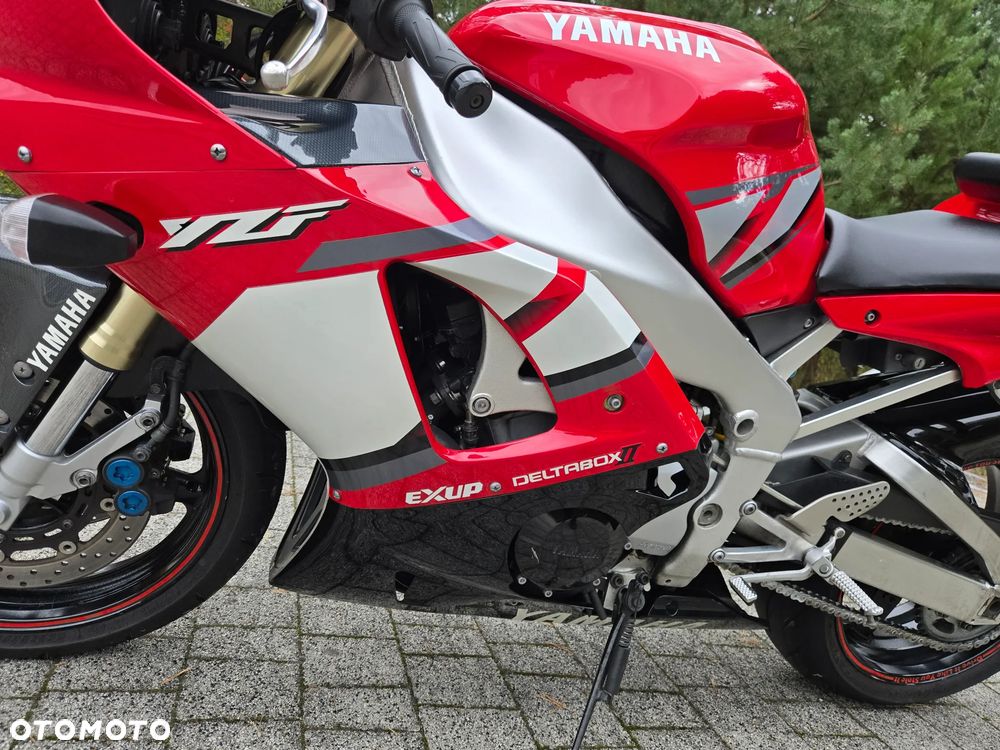 Yamaha R1 - 22