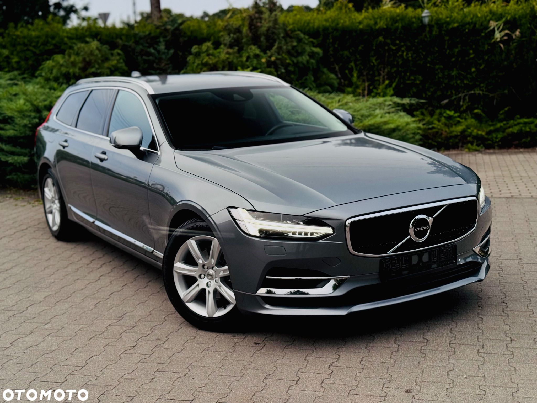 Volvo V90 D3 Geartronic Momentum Pro - 1