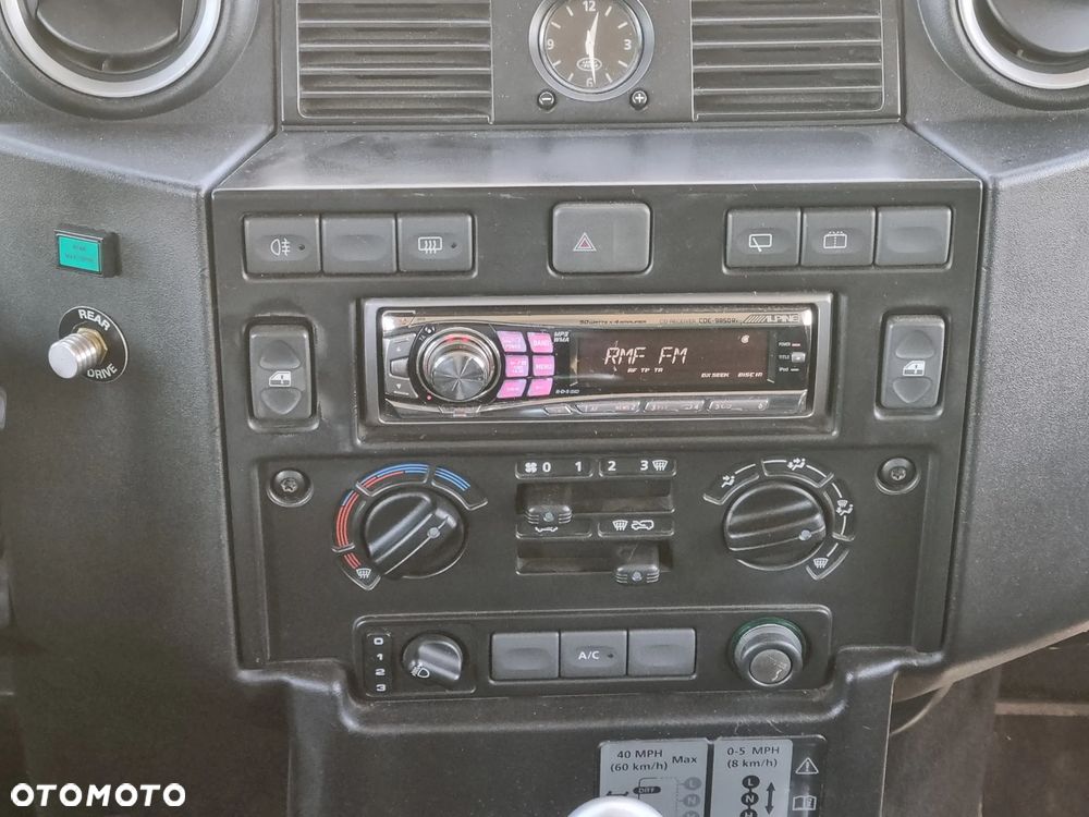 Land Rover Defender 2.4 TD4 SE - 11
