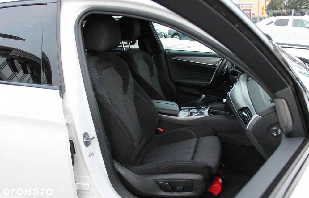 BMW Seria 5 520d xDrive M Sport sport - 39