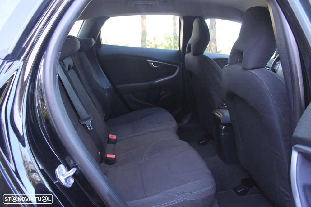 Volvo V40 2.0 D2 Momentum Eco - 23