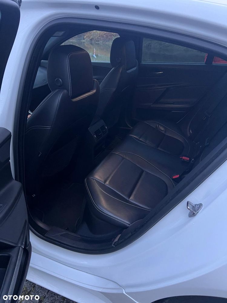 Jaguar XE 20d R-Sport - 16