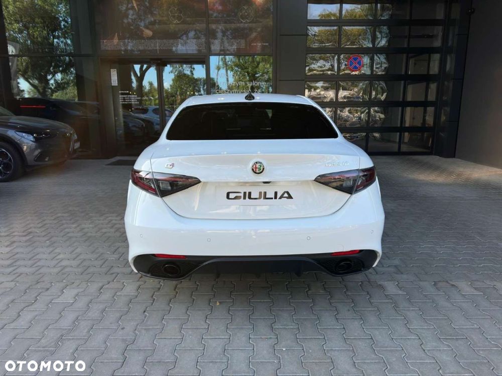 Alfa Romeo Giulia - 8