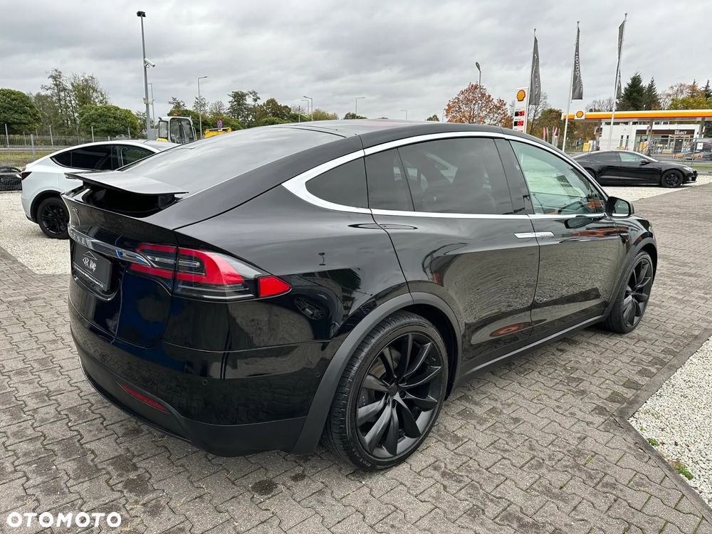 Tesla Model X - 4